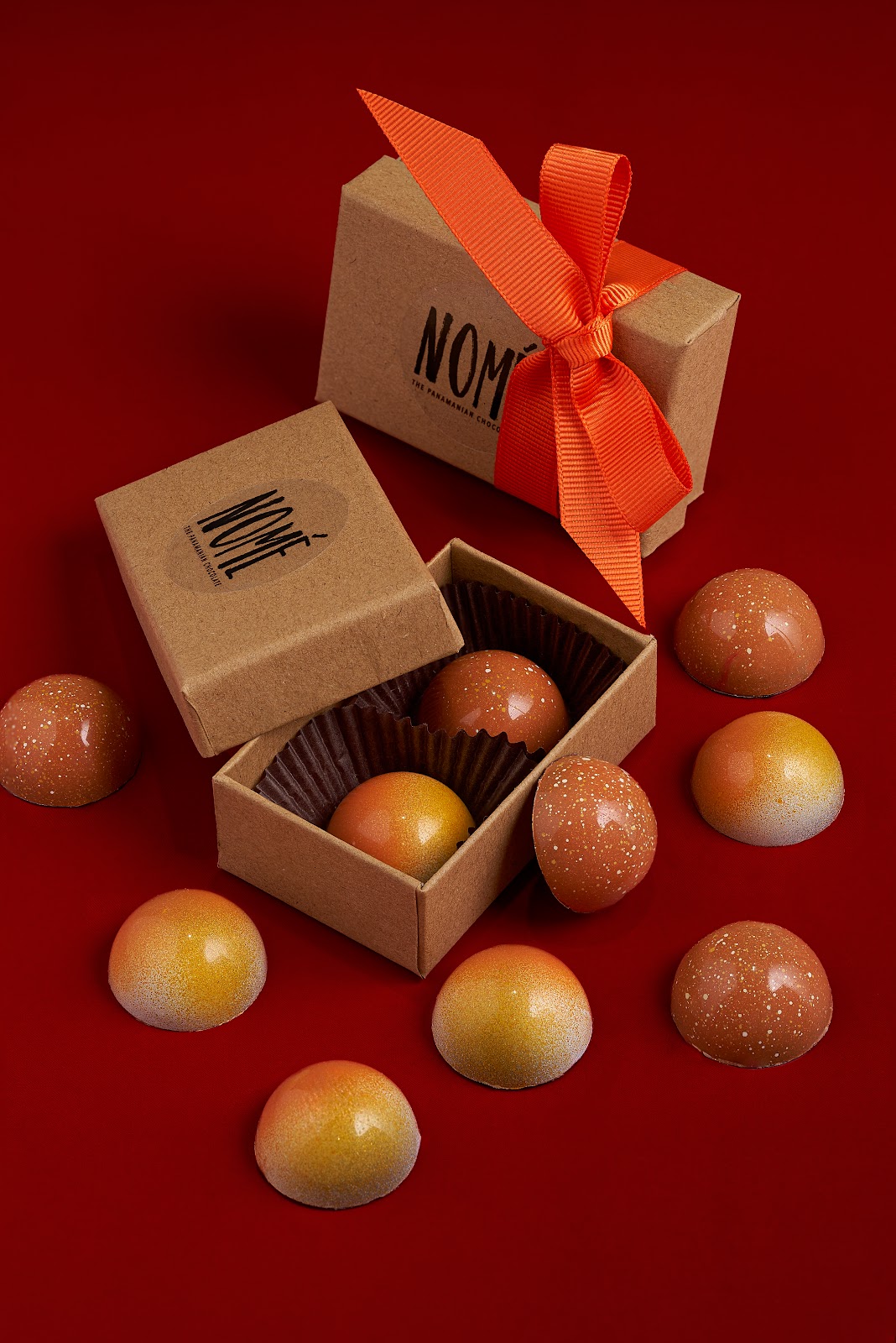 Caja premium de bombones con liston naranja