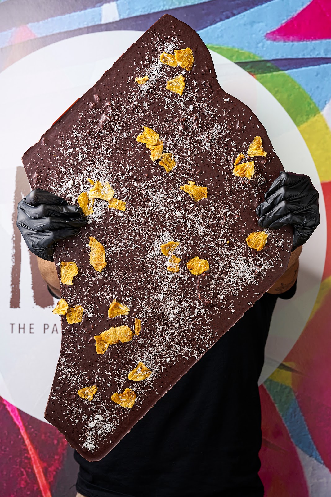 Chocolate con frutas deshidratadas y acabado artesanal