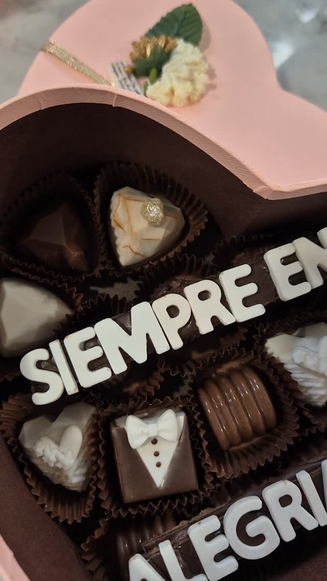 Caja de chocolates decorada para boda o temporada